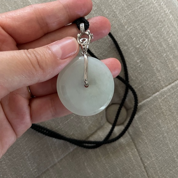 Jade button pendant - Picture 3 of 9